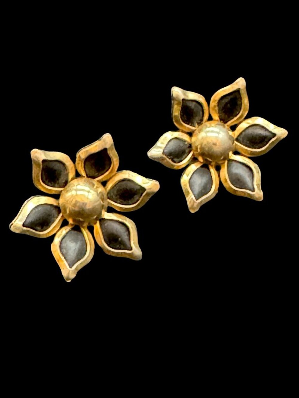 Vintage Screw Back Earrings Signed Dafri Black and Gold Tone Flower